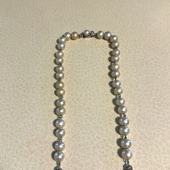 Vintage metal link chain faux pearl, crystal, rhinestone necklace (480) - Picture 5 of 10